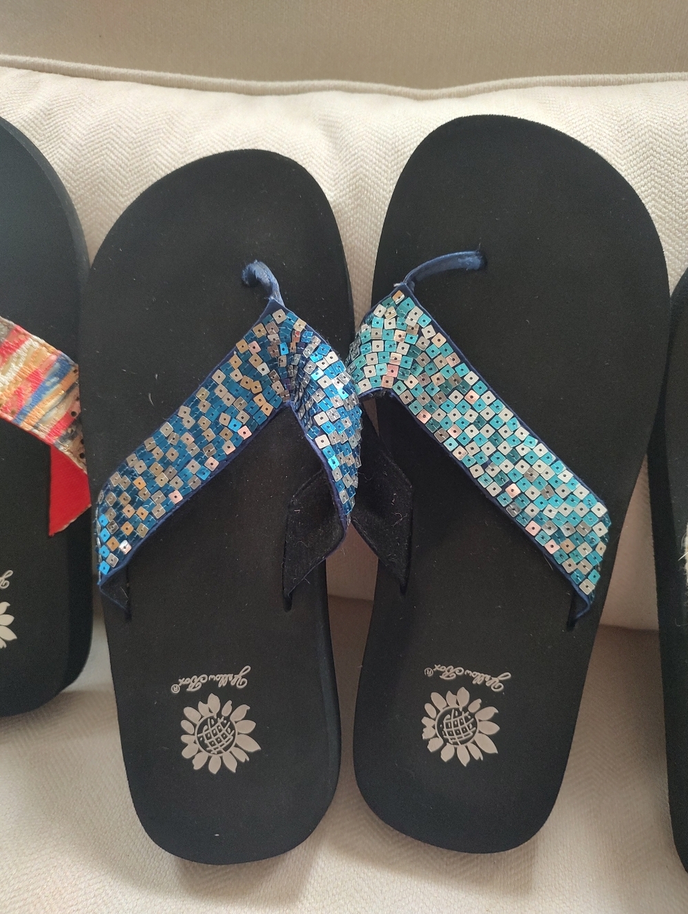 3 Pairs of Yellow Box Black Flip Flops - Picture 4 of 6